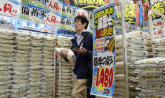 Un client passe devant des sacs de riz vendus par la chaîne de magasins discount Don Quijote à Tokyo, le 1er juin 2025 ( JIJI PRESS / STR )