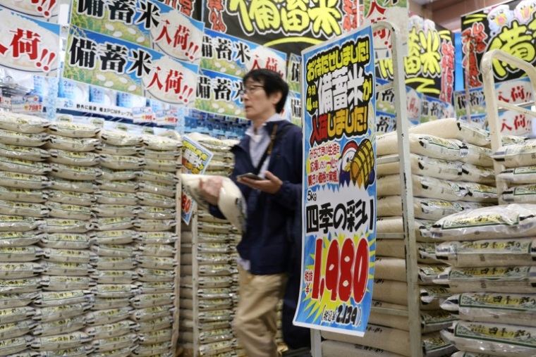 Un client passe devant des sacs de riz vendus par la chaîne de magasins discount Don Quijote à Tokyo, le 1er juin 2025 ( JIJI PRESS / STR )