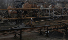 Un employé passe à côté de dégâts causés par une frappe russe sur une installation gazière de Naftogaz en Ukraine le 2 décembre 2025 ( AFP / Roman PILIPEY )