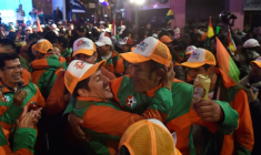 Des soutiens du candidat à l'élection présidentielle bolivienne Rodrigo Paz fêtent sa victoire, le 19 octobre 2025 à La Paz ( AFP / Jorge BERNAL                       )