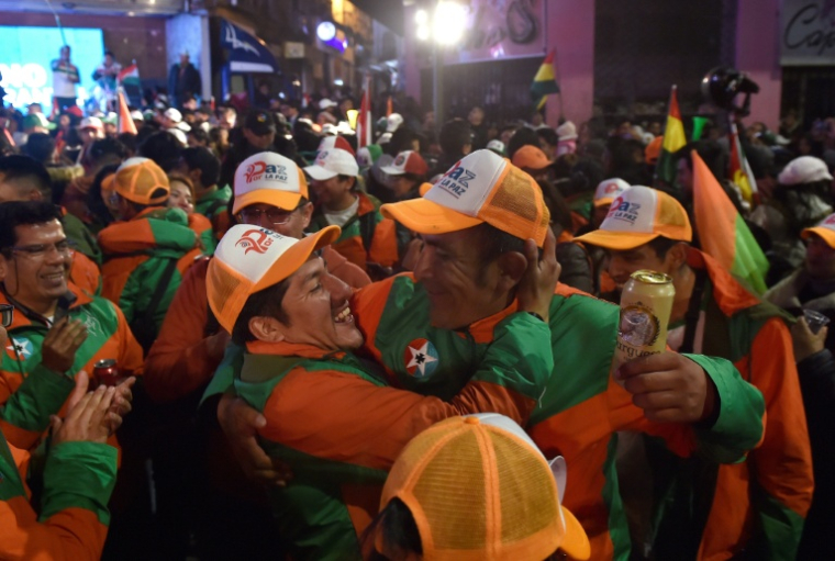 Des soutiens du nouveau président bolivien Rodrigo Paz fêtent sa victoire, le 19 octobre 2025 à La Paz ( AFP / Jorge BERNAL )