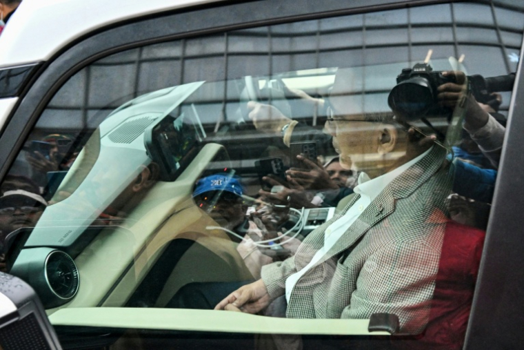 Le chef par intérim du Parti nationaliste du Bangladesh (BNP) Tarique Rahman quitte l'hôpital Evercare de Dacca après le décès de sa mère, l'ancienne Première ministre Khaleda Zia, le 30 décembre 2025 ( AFP / Munir UZ ZAMAN )