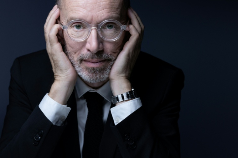 L'écrivain Laurent Mauvignier pose à Paris le 13 octobre 2025 ( AFP / JOEL SAGET )
