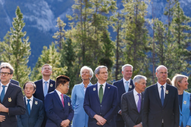 Photo de famille des participants au G7 Finances, le 21 mai 2025 à Banff, en Alberta, au Canada ( AFP / Cole Burston/ )