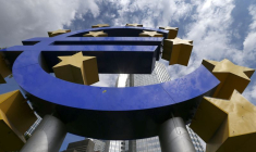 Un logo de l'euro est photographié à côté du siège de la BCE à Francfort