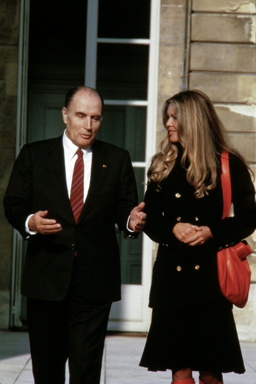 L'actrice française Brigitte Bardot et l'ancien président François Mitterrand à l'Elysée à Paris, le 16 octobre 1984  ( AFP / - )