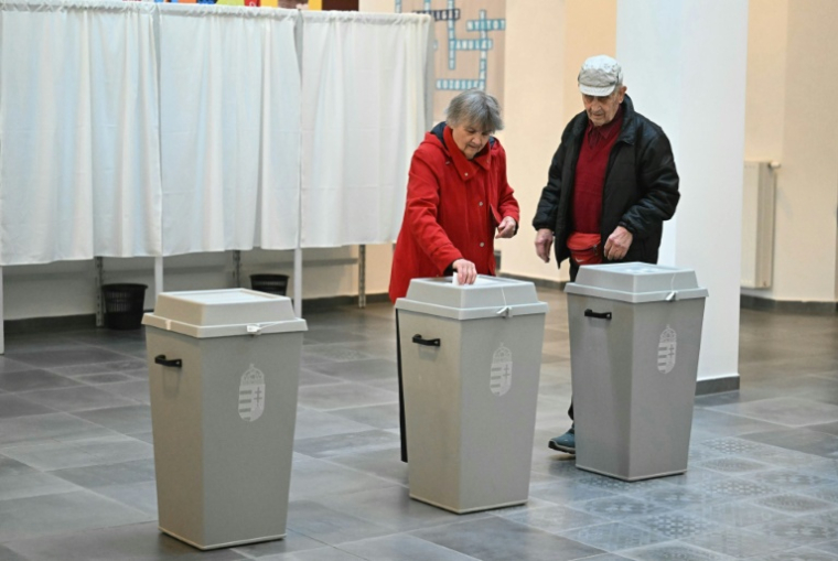 Un couple vote pour les législatives hongroises, le 12 avril 2026 à Budapest  ( AFP / Attila KISBENEDEK )