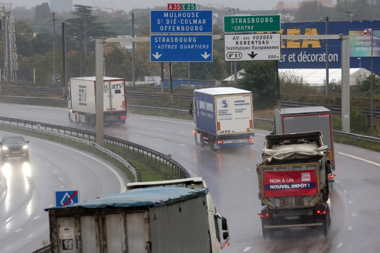 La taxe s'appliquera aux camions de plus de 3,5 tonnes circulant notamment sur l'A35 et l'A36 (illustration) ( AFP / FREDERICK FLORIN )