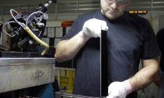 Un ouvrier effectue des contrôles de qualité sur des lames de rasoir fabriquées dans l'usine de Gillette à Boston, dans le Massachusetts