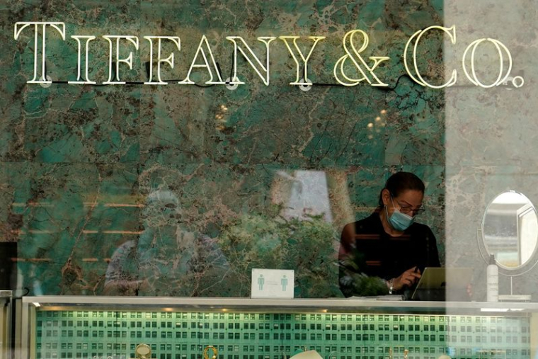 LES VENTES DE TIFFANY BAISSENT MOINS QUE PRÉVU AU 3E TRIMESTRE