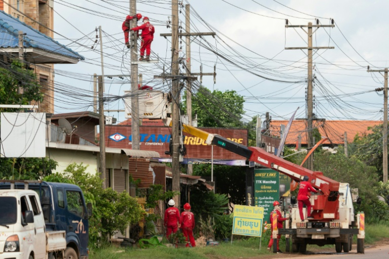 Travaux de maintenance sur des lignes électriques dans le district laotien de Hadxayfong, près de Vientiane, le 22 août 2026   ( AFP / - )