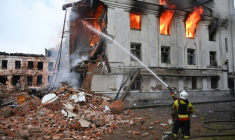 Un pompier lutte contre un incendie dans un bâtiment après une série d'attaques russes contre la ville de Kharkiv, dans l'est de l'Ukraine, le 7 juin 2025 ( AFP / SERGEY BOBOK )