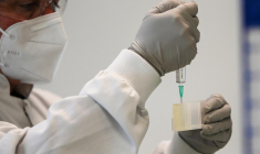 Un biologiste du laboratoire Bio-Rad travaille à la fabrication de kits de détection sérologique du COVID-19 qui ont été développés à Steenvoorde (nord de la France), le 23 juin 2020. ( AFP / DENIS CHARLET )