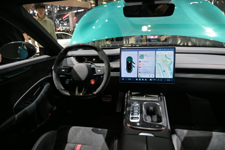 L'habitacle d'un SU7 Ultra de Xiaomi lors du salon de l'automobile à Shanghai, le 23 avril 2025 ( AFP / Hector RETAMAL )