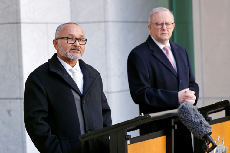 Le Premier ministre des Îles Salomon, Matthew Wale, à gauche, et le Premier ministre australien Anthony Albanese, à droite, le 3 juin 2026, à Canberra, en Australie ( AFP / Hilary Wardhaugh )