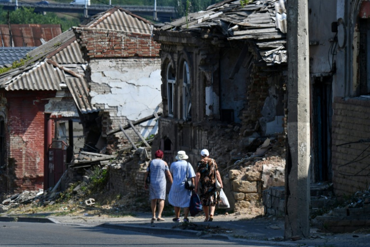 Dans un rue bordée de maisons détruites dans la cité portuaire de Marioupol occupée par les Russes, dans le sud de l'Ukraine, le 16 juillet 2025 ( AFP / Olga MALTSEVA )