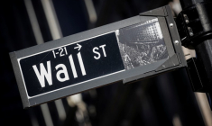 Un panneau indiquant Wall Street dans le quartier financier de New York
