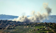 De la fumée sur le site d'une frappe israélienne sur le village de Taybeh, dans le sud du Liban, le 10 mars 2026 ( AFP / Rabih DAHER )