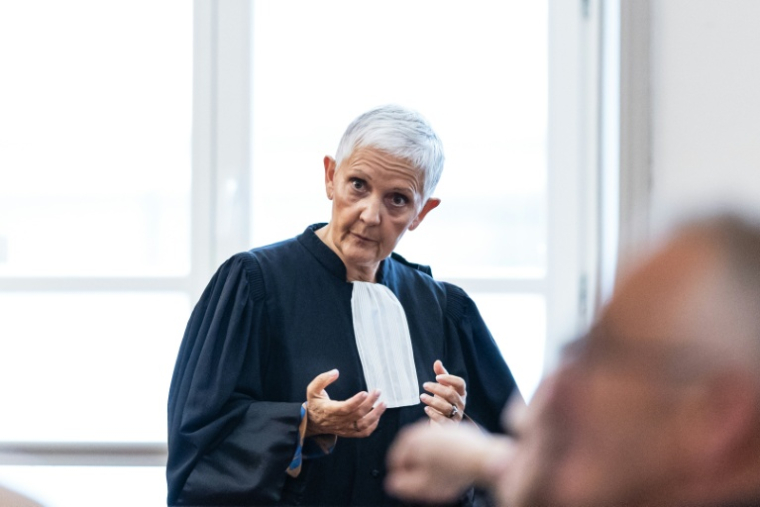 Fabienne Roy-Nansion (G), avocate des parties civiles, au tribunal de Saint-Omer (Pas-de-Calais), le 8 juin 2026 ( AFP / Sameer Al-DOUMY )