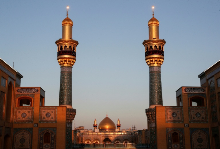 Le sanctuaire de l'imam Ali à Najaf, photographié pendant le ramadan, aujourd'hui déserté par les pèlerins du fait de la guerre au Moyen-Orient, le 10 mars 2026  ( AFP / AHMAD AL-RUBAYE )