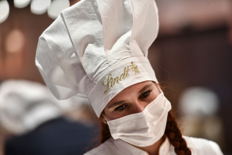 Une employée de la Maison du chocolat Lindt à Kilchberg, en Suisse, le 10 septembre 2020. ( AFP / FABRICE COFFRINI )