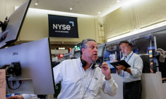 Les négociateurs de contrats à terme et d'options travaillent à la criée au NYSE American (AMEX), la Bourse de New York.