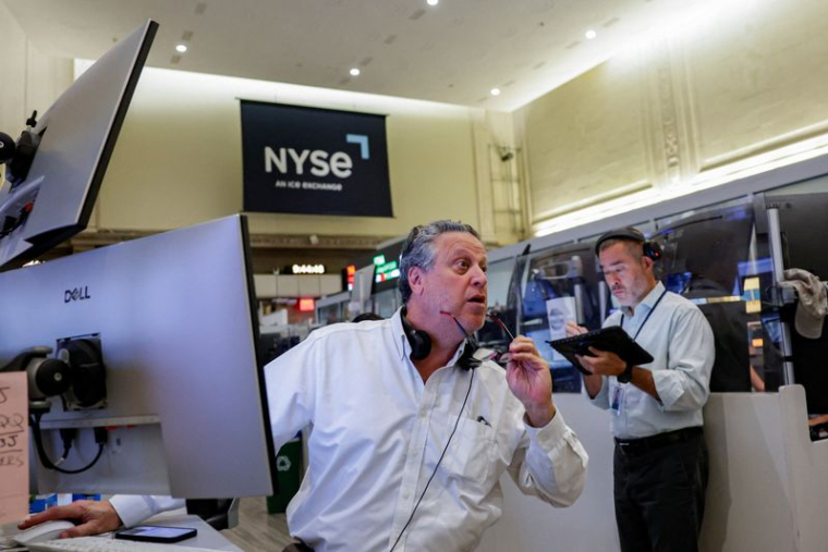 Les négociateurs de contrats à terme et d'options travaillent à la criée au NYSE American (AMEX), la Bourse de New York.