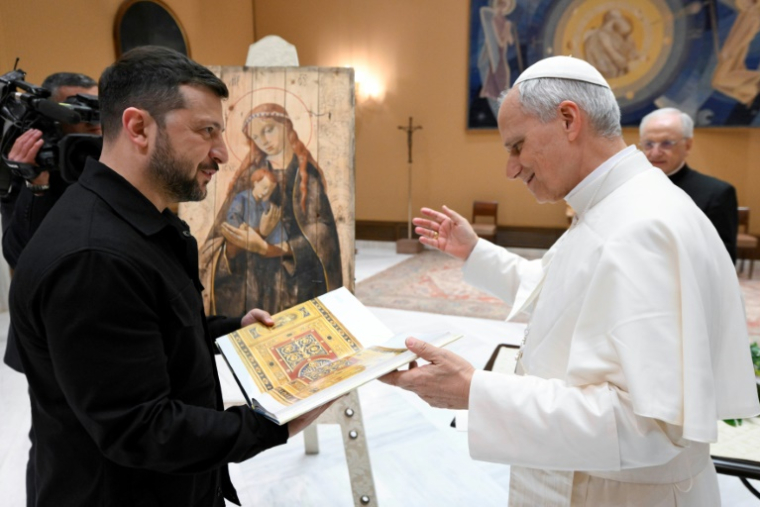 Le pape Léon XIV, le 18 mai 2025, lors d'une audience privée avec le président ukrainien Volodymyr Zelensky et sa femme Olena Zelenska au Vatican ( VATICAN MEDIA / Handout )