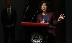 La secrétaire américaine au Commerce, Gina Raimondo, s'exprime à Pékin