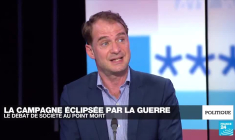 Macron creuse l'écart dans les sondages: le chef de l'état bénéficie de "l'effet drapeau"