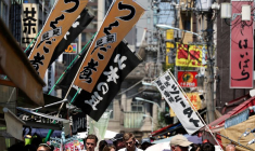 Des touristes étrangers visitent le marché extérieur de Tsukiji à Tokyo