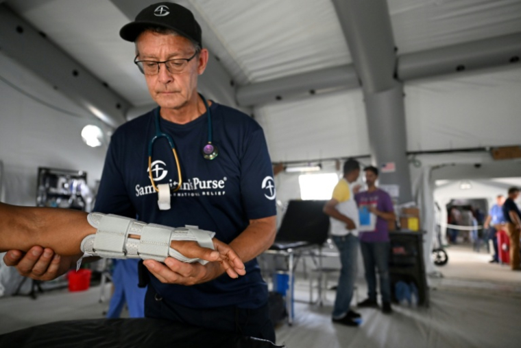 Un patient est pris en charge à l’hôpital de campagne de l’organisation américaine Samaritan’s Purse à La Guaira, au Venezuela, le 10 juillet 2026, à la suite des deux séismes du 24 juin ( AFP / Raul ARBOLEDA )