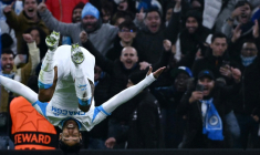 Pierre-Emerick Aubameyang célèbre son deuxième but, celui de la victoire, mardi en Ligue des champions contre Newcastle au Stade Vélodrome. ( AFP / Christophe SIMON )