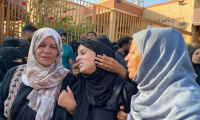 Des femmes palestiniennes de la bande de Gaza pleurent des proches lors de leurs funérailles après qu'ils ont été tués par une frappe israélienne sur un camp de personnes déplacées, à l'hôpital Nasser de Khan Younès le 2 juillet 2025 ( AFP / - )