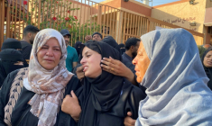 Des femmes palestiniennes de la bande de Gaza pleurent des proches lors de leurs funérailles après qu'ils ont été tués par une frappe israélienne sur un camp de personnes déplacées, à l'hôpital Nasser de Khan Younès le 2 juillet 2025 ( AFP / - )