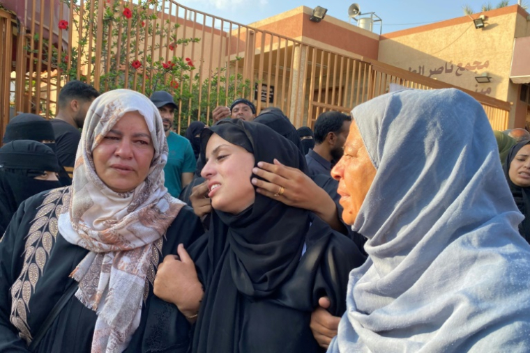 Des femmes palestiniennes de la bande de Gaza pleurent des proches lors de leurs funérailles après qu'ils ont été tués par une frappe israélienne sur un camp de personnes déplacées, à l'hôpital Nasser de Khan Younès le 2 juillet 2025 ( AFP / - )