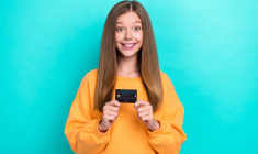 Vrai ou faux : une carte bancaire spéciale ado l'encourage-t-il à plus dépenser ?(Visuel Adobe Stock)