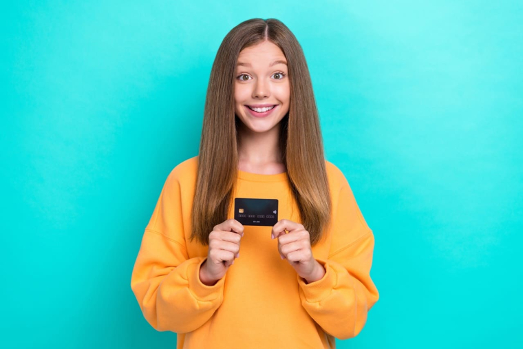 Vrai ou faux : une carte bancaire spéciale ado l'encourage-t-il à plus dépenser ?(Visuel Adobe Stock)