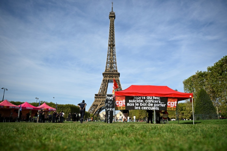 Le campement des syndicats de pompiers installé au pied de la tour Eiffel à Paris, le 27 septembre 2026 ( AFP / JULIEN DE ROSA )