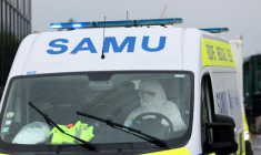 Une ambulance transportant des Français, à peine arrivés à l'aéroport du Bourget près de Paris, le 10 mai 2026, après leur évacuation du navire MV Hondius où a été détecté un foyer d'hantavirus ( AFP / Xavier GALIANA )