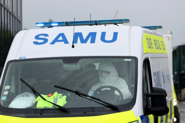 Une ambulance transportant des Français, à peine arrivés à l'aéroport du Bourget près de Paris, le 10 mai 2026, après leur évacuation du navire MV Hondius où a été détecté un foyer d'hantavirus ( AFP / Xavier GALIANA )