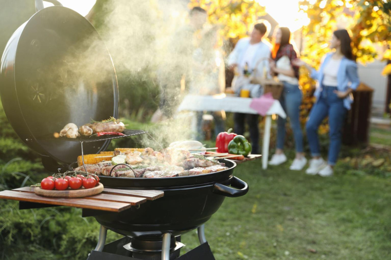 Légumes, poulet, ribs, burgers, keftas...: nos idées pour réussir un barbecue pour quatre personnes à moins de vingt euros. ( crédit photo : Shutterstock )