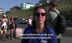 Attentat de Sydney: hommage de nageurs et surfeurs aux victimes