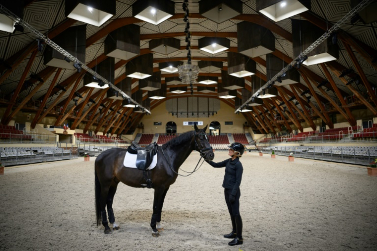 Pauline Basquin, cavalière olympique de dressage et le chavel Sertorius de Rima dans le grand manège des écuyers du Cadre Noir de Saumur, le 5 juin 2025 dans le Maine-et-Loire ( AFP / Loic VENANCE )