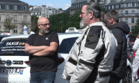 "On ne lâchera pas l'affaire": des taxis bloquent les accès à la gare de Lyon à Paris