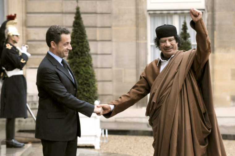Nicolas Sarkozy (g), alors président de la République, reçoit Mouammar Kadhafi à l'Elysée, à Paris, le 10 décembre 2007 ( AFP / ERIC FEFERBERG )