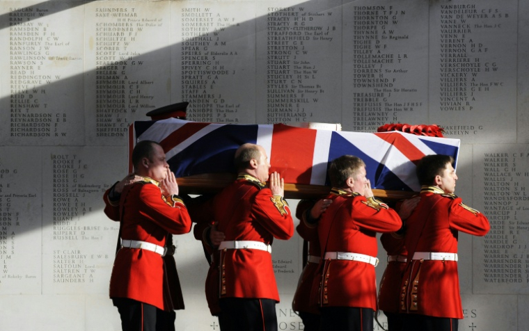 Le cercueil d'un soldat britannique quitte la chapelle militaire royale de la caserne Wellington à Londres, le 1er décembre 2009, tué avec quatre autres soldats britanniques lors d'un incident à un point de contrôle de police à Nad e-Ali, en Afghanistan, le 3 novembre 2009 ( AFP / Adrian DENNIS )