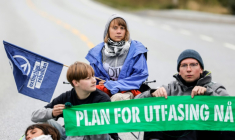 La militante suédoise Greta Thunberg (c) et des militants du groupe Extinction Rebellion participent à une manifestation à la raffinerie de pétrole d'Equinor à Mongstad, au nord de Bergen, en Norvège, le 18 août 2025 ( NTB / Paul S. Amundsen )