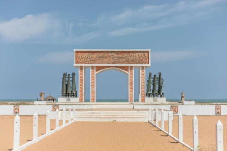 (Photo archives) Vue générale de la "Porte du non-retour", un mémorial de la traite transatlantique des esclaves africains, sur la plage de Ouidah (Bénin) le 4 août 2020 ( AFP / Yanick Folly )
