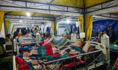 Des patients sont traités dans une tente médicale à l'hôpital de Ruteng en Indonésie, le 15 août 2026, à la suite d'un tremblement de terre de magnitude 7,7 ( AFP / JUNI KRISWANTO )